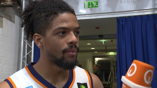 Der Basketballspieler Aaron Cook im Interview mit dem buten un binnen Sportblitz