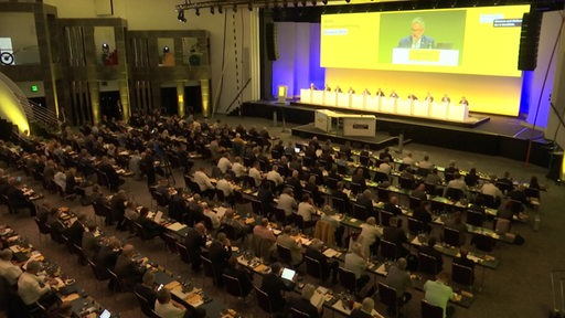 Es ist viele Menschen bei der ADAC Hauptversammlung in Bremen zu sehen.