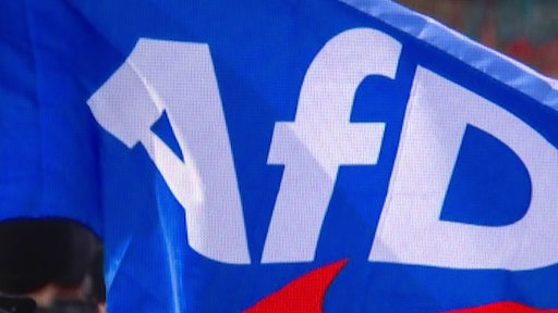 Eine Flagge mit dem Logo der AfD