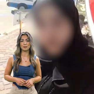 Eine junge Reporterin steht vor einem verpixelten Bild einer Afghanin.