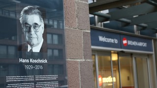 Infotafel mit Hans Koschnick am Flughafen Bremen.