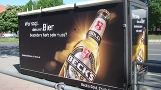 Bushaltestellenwerbung von Beck's Gold