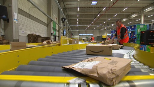 Mehrere Pakete im Verteilzentrum von Amazon in Bremerhaven.