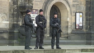 Mehrere Polizisten stehen mit Gewehren vor dem Bremer Dom (Archivbild)