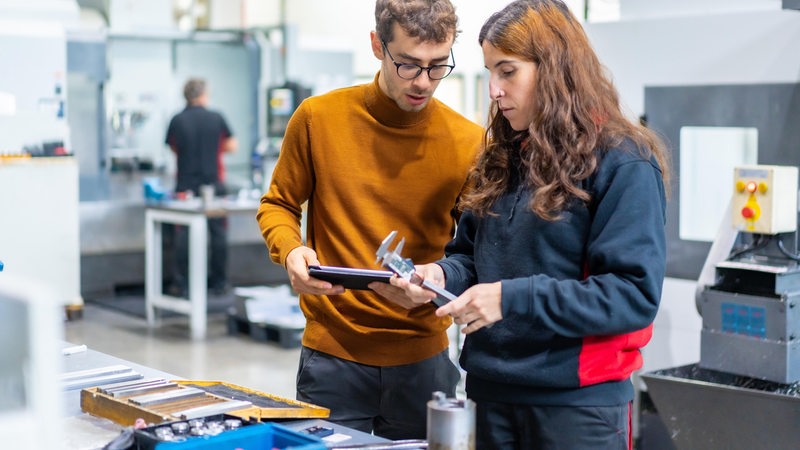 Ingenieure prüfen die Qualität eines Metallteils