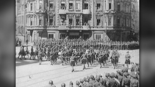 Ein schwarz-weiß Bild einer Militärparade in Wesermünde.