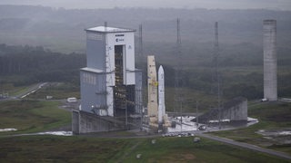 Eine Ariane-6-Rakete steht auf dem Weltraumbahnhof Kouru.