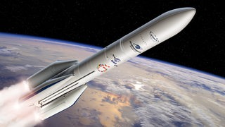 Eine Ariane 6-Rakete fliegt durchs Weltall. Im Hintergrund ist ein Teil der Erde zu sehen.