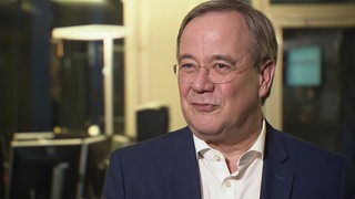 Armin Laschet im Interview. Er schaut in die Kamera. Im Hintergrund ein Büro.