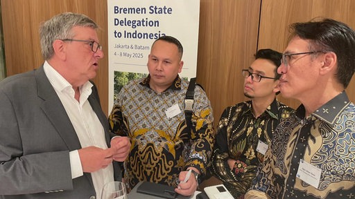 Der Geschäftsführer Thomas Amerding im Gespräch in Indonesien 
