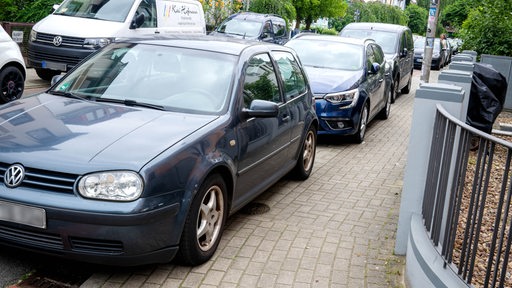 Autos in der Bremer Innenstadt wurden aufgesetzt auf dem Gehweg abgestellt. 