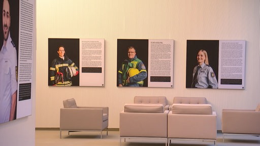 Mehrere Fotos der Ausstellung "Der Mensch Dahinter" sind in der Bürgerschaft zu sehen