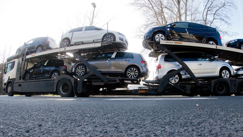 Ein vollbeladener Autotransporter in einer Stadt