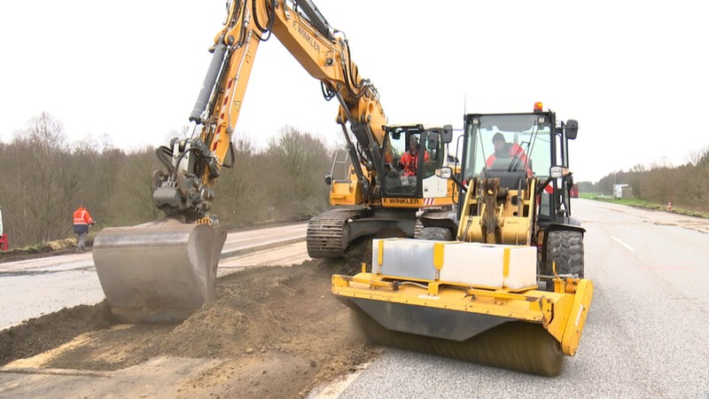 Ein Baufahrzeug auf der A27 beginnt die Fahrbahn zu sanieren. 