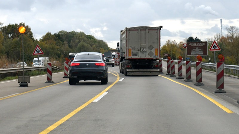 Zahlreiche Fahrzeuge fahren über die «Lesum-Brücke» bei Bremen. Die Brücke über den Fluss Lesum ist die wichtigste Verbindung zum Bremer Norden, nach Bremerhaven und Cuxhaven.