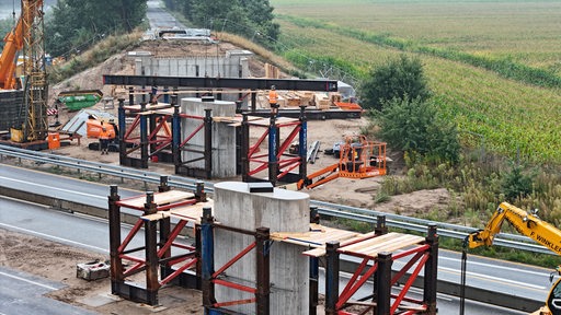 Ein Brückengerüst steht auf der A27.