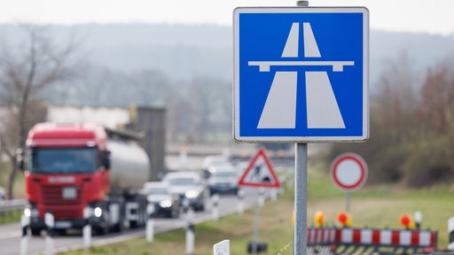 Verkehrsschilder „Autobahn“ und „Durchfahrt verboten“ (hinten rechts) sind an einer Autobahnauffahrt zu sehen. 