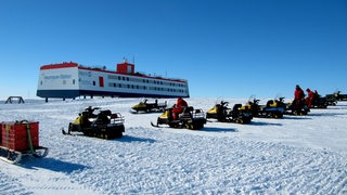 Skidoos parken vor der Neumayer-Station III.