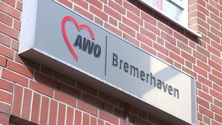 Ein Schild der "Awo Bremerhaven" an einem Gebäude.