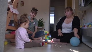 Bei einem Projekt unterstützen Lotsen Eltern im St. Joseph-Stift mit ihren Babys.