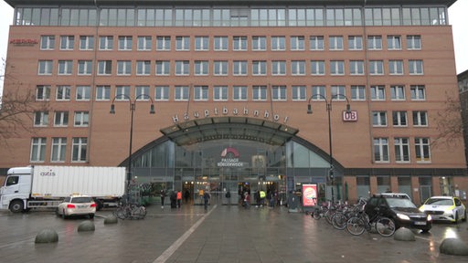 Ausgang des Bremer Bahnhofs in Außenansicht.