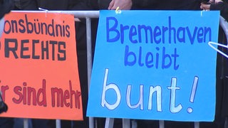 Ein Schild auf dem steht "Bremerhaven bleibt bunt".