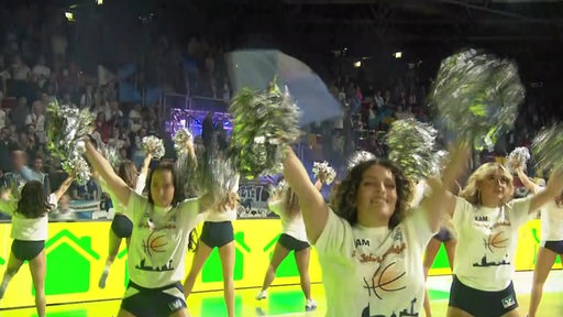 Die Cheerleader der Eisbären Bremerhaven sorgen beim Jubiläum für Stimmung auf dem Parkett.