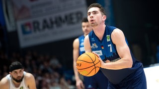 Basketball-Profi Adrian Breitlauch von den Eisbären Bremerhaven konzentriert vor einem Freiwurf.