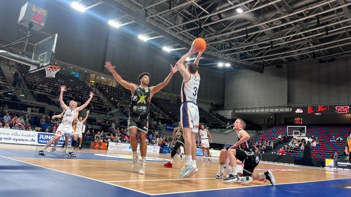 Ein Spieler der Eisbären Bremerhaven wirft in der Bremer Stadthalle auf den Korb.