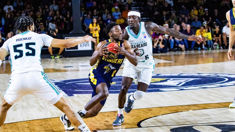 Basketballer Elijah Miller dribbelt mit dem Ball übers Parkett.