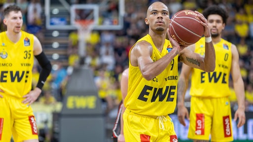 Der neue Kapitän der Basketballer Baskets Oldenburg steht im gelben Trikot konzentriert mit dem Ball in der Hand an der Freiwurflinie.