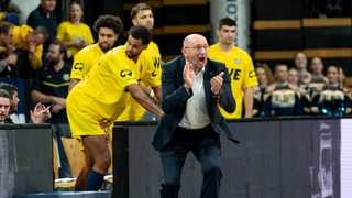 Baskets-Trainer Mladen Drijencic klatscht in die Hände und brüllt.