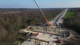 Eine Großbaustelle an der A27, unter der eine Röhre verlegt wird, aus der Vogelperspektive