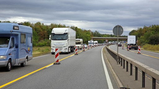 Verkehr staut sich auf einspuriger Autobahn