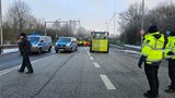 Landwirte blockieren mit ihren Treckern die Einfahrt zum Hafen in Bremerhaven