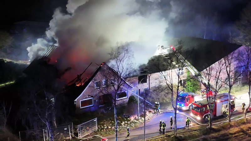 Mehrere Feuerwehrleute löschen einen Brand in einem Bauernhaus in Zeven.