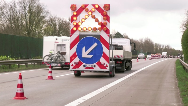 Ein Schild auf einer Autobahn weißt auf eine Umleitung hin