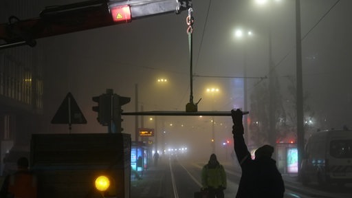 Es ist die Baustelle der Bürgermeister-Smidt-Brücke bei Nacht zu sehen.