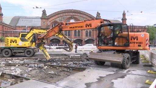 Auf einer Baustelle am Bremer Hauptbahnhof stehen zwei Bagger.