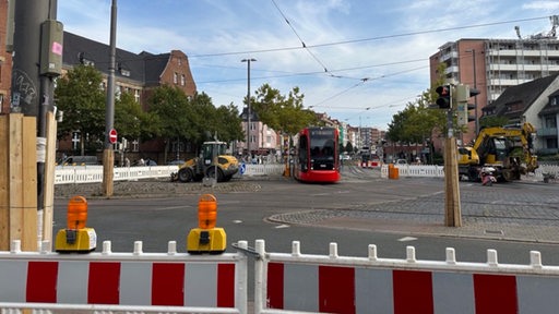 Eine Absperrung vor einer Baustelle, es werden Straßenbahngleise erneuert.