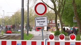 Es ist eine Baustellenabsperrung auf der H.-H.-Meier Allee zu sehen.