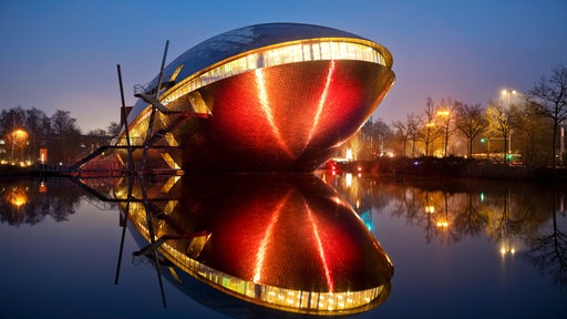 Universum Bremen im Dunkeln beleuchtet