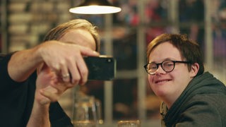 Zwei Menschen machen ein Selfie.