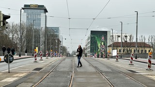 Erste Fahrzeuge und Fußgänger überqueren die wieder eröffnete Bgm-Smidt--Brücke in Bremen