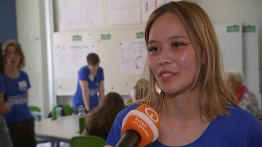 Die Studentin Sophia Mießner macht in einer Schule Werbung für Mint-Fächer an der Hochschule.