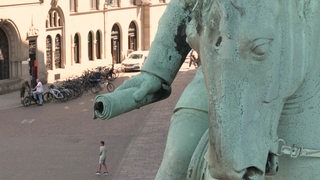 Closeup auf das Dokument, das die Bismarck-Statue-in der Hand hält