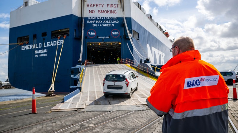 Autos fahren auf dem Gelände vom BLG Autoterminal Bremerhaven auf den CarCarrier "Emerald Leader".