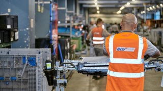 Arbeiter in einer Werkshalle der BLG-Logistic Group in Bremen