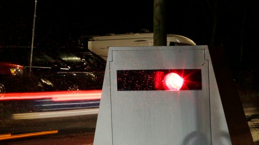 Ein mobiler Blitzer überwacht Verkehrsverstöße.