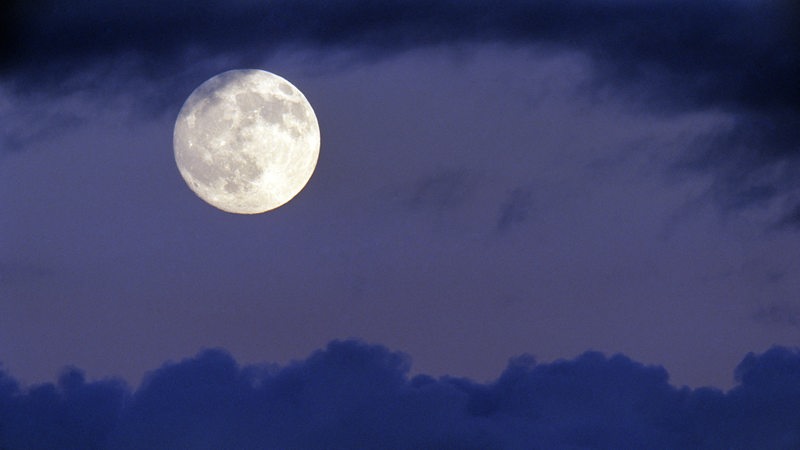 Vollmond und Wolken am Nachthimmel 